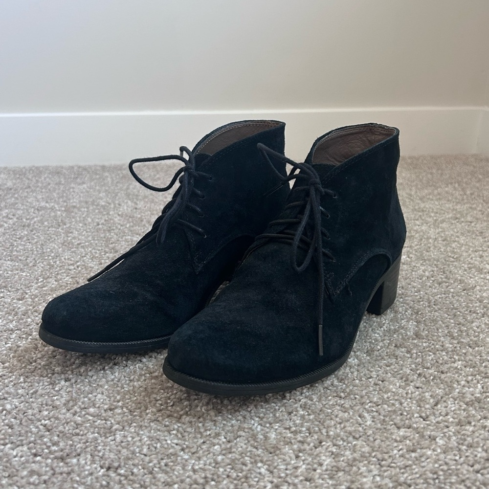 White Mountain Women’s Black Suede Ankle Booties Size 8 - Picture 2 of 9